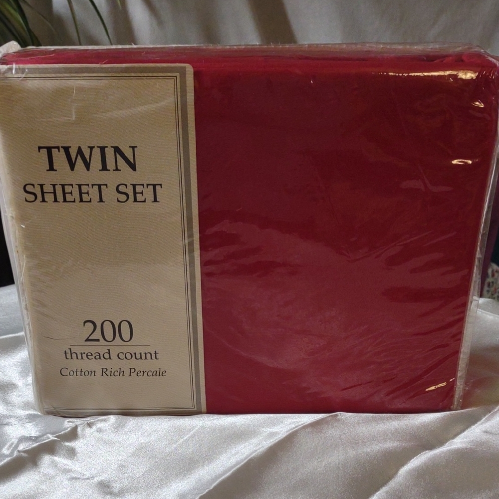 NEW Luxurious  Red Cotton Blend Twin Sheet Set